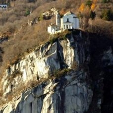 Il Santuario troneggia dalla rupe a strapiombo sul lago d'Orta