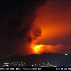 VULCANO ETNA -INNEVATA - IN ERUZIONE - FINE DICEMBRE 2014