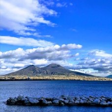 Il Vesuvio visto dal Lungomare di Napoli 