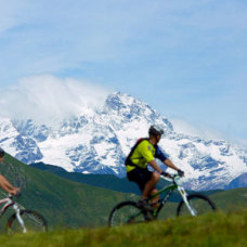 Alle spalle il Monte Rosa